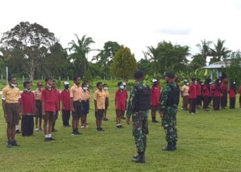 Tumbuhkan Kedisiplinan Generasi Muda, Satgas Pamtas RI-PING Yonif 711/Taksatama Ajarkan Peraturan Baris Berbaris di SMPN 5 Arso Timur KP. Wonorejo Disrtik Mane.