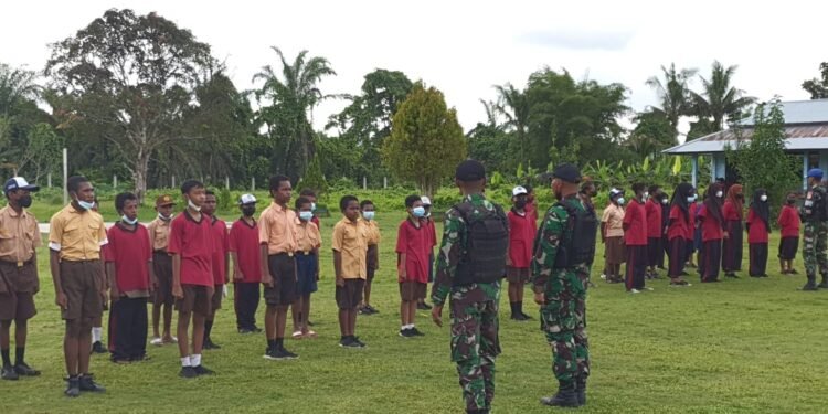 Tumbuhkan Kedisiplinan Generasi Muda, Satgas Pamtas RI-PING Yonif 711/Taksatama Ajarkan Peraturan Baris Berbaris di SMPN 5 Arso Timur KP. Wonorejo Disrtik Mane.