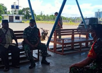 Menjaga Silaturahmi Dengan Tokoh Agama, Babinsa Salawati Dukung Keamanan Wilayah Industri.