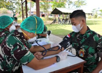 Anggota Lanud Manuhua Mendapatkan Vaksinasi Booster.