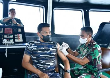 Cegah Penyebaran Varian Baru Covid-19, Diskes Lantamal XIV Gencarkan Vaksinasi Booster di Atas Kapal Perang.