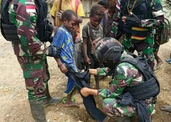 Aksi mengatasi kesulitan rakyat, Prajurit TNI Pos Grinbun Satgas 114 kembali hadir sebagai solusi.