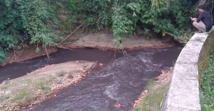 Diduga Tercemar, Air Sungai Bangke Menghitam.