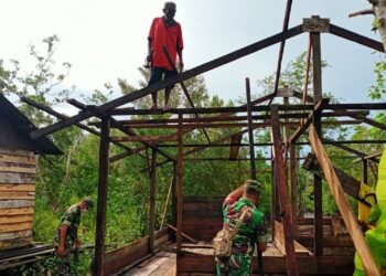 Tanggap Akan Kesulitan Warga Binaan, Babinsa Koramil Seget Laksanakan Karya Bakti.