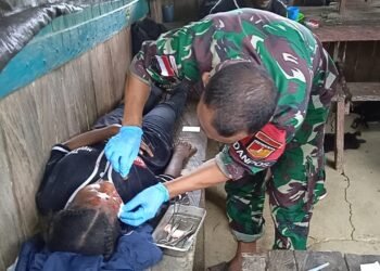 Kepedulian Dengan Warga Satgas Pamtas RI-PING Yonif 711/Raksatama Obati Luka Masyarakat Jatuh Dari Motor.