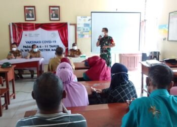 Sosialisasi Vaksin Kelompok Usia Anak, Babinsa Koramil Aimas Dampingi Petugas Kesehatan.