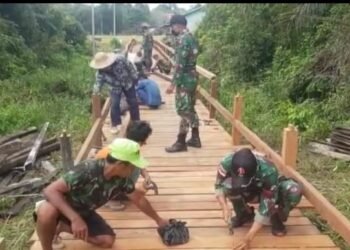 Karya Bhakti Pembuatan Jembatan Panjang Anggota Satgas Yonif 144/JY Bersama Warga di Perbatasan.