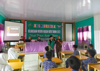 Kajari Nagan Raya Beri Penyuluhan Untuk Siswa SMP Tentang Bahayanya Narkoba.