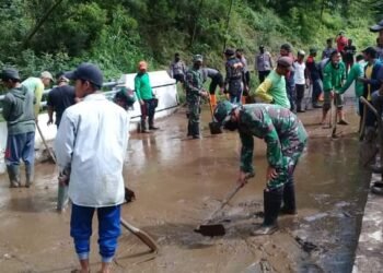 Koramil Cepogo Bersinergi Gotong Royong Bersihkan Jalan Akibat Lumpur.