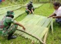 Belajar Membuat Kerajinan Tradisional Atap Rumbia Melalui Kegiatan Anjangsana.