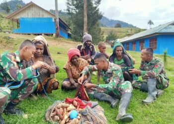 Seru !! Prajurit Satgas 412 Kostrad Belajar Kearifan Lokal Bersama Mama Mama di Pedalaman Papua.