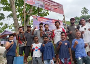 Tolak Radikalisme, Korem 182/JO dan Pemuda Kabupaten Fak-Fak Pasang Spanduk : Kami Cinta NKRI.