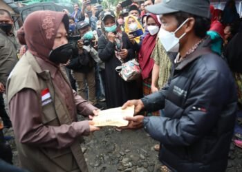 Selain Bantuan Logistik, Kemensos Juga Menyerahkan Santunan Ahli Waris Untuk 10 Jiwa Dengan Total Nilai Bantuan Rp2,3 Miliar.