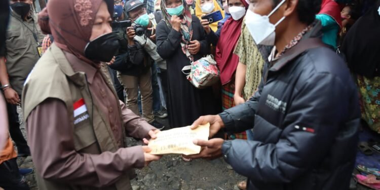 Selain Bantuan Logistik, Kemensos Juga Menyerahkan Santunan Ahli Waris Untuk 10 Jiwa Dengan Total Nilai Bantuan Rp2,3 Miliar.