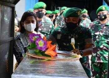 Pangdam XVIII/Kasuari Pimpin Upacara Pengantaran Jenazah Danrem 182/JO Alm. Kolonel Arh Juzak Prastia Girsang.