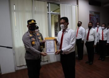 Ungkap 20 Tersangka dan Berhasil Identifikasi 17 Jenazah Korban Konflik Massa THM Double O, 15 Anggota Polres Sorong Kota Diberikan Reward.