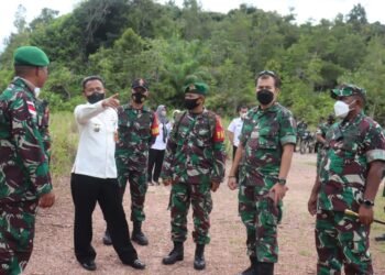 Dandim 1206/PSB Dampingi Kemenkopolhukam RI Saat Kunker di Perbatasan RI-MLY.