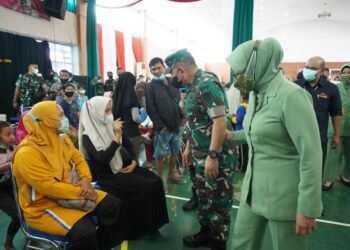 Kasad Hibur Nakes dan Masyarakat Saat Proses Vaksinasi di Kota Padang.