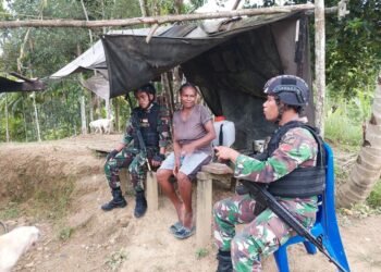 Rutinitas Melaksanakan Binter Dan Komsos Dengan Masyarakat, Satgas Pamtas RI-PNG Yonif 711/Raksatama, Anjangsana Ke Rumah Warga.