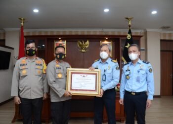 Kapolda Kepri Terima Penghargaan dan Audiensi Bersama Kepala Imigrasi Batam.