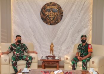 Melihat Aksi Nekat Robek Baju Lorengnya, Pangdam Panggil Babinsa Sertu Suparto.