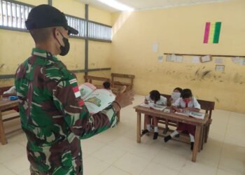 Bantu Program Pendidikan, Satgas Pamtas Yonif Mekanis Menjadi Gadik Di Perbatasan.
