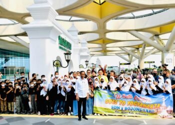 Tiba di YIA, Presiden Sapa Penumpang.