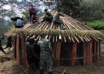 Mama Tambuni Terharu Satgas Yonif MR 412 Kostrad Bangunkan Kembali Honainya Pasca Terbakar.