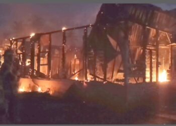 Dikejutkan Kobaran Api, Satu Unit Rumah Kontrakan di Jl. Sungai Lumpur Ludes Terbakar.