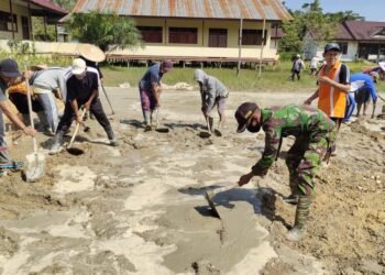 Karya Bhakti Pengecoran Jalan dan Lapangan SMPN O1 Anggota Satgas Yonif 144/JY Bersama Earga di Perbatasan.