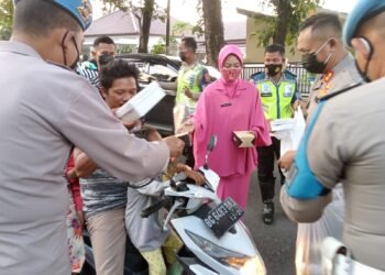 Berbagi Takjil Dihari Pertama Pelaksanaan Puasa Ramadhan 1443 H/ 2022 M.