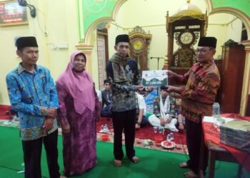 Bangun Silaturahmi Bersama Masyarakat, Kadis Satpol-PP dan Damkar Padang Pariaman Laksanakan Giat Safari Ramadhan di Masjid Raya Ambacang Gadang.