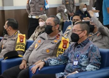 Wakapolda Hadiri Vaksinasi Serentak di Fakultas Teknik Universitas Tanjungpura Secara Virtual.