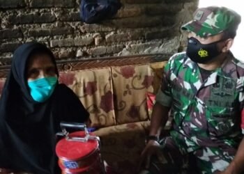 Babinsa Peduli Lansia, Bersama Program Rantang Kasih Pemkab Banyuwangi.
