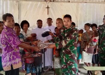 Rayakan Paskah, Satgas Yonif 126/KC Bagikan Pakaian Kepada Warga Perbatasan.