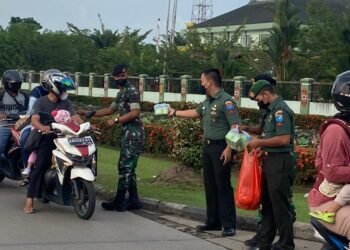 Peduli Sesama Jelang Buka Puasa, Kodam XII/Tpr Serta Jajaran Bagikan Takjil Kepada Masyarakat.