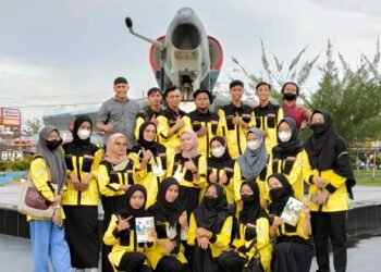 Aksi Peduli Polres Kubu Raya Bersama Universitas Nahdlatul Ulama Berbagi Takjil Kepada Pengendara.