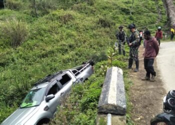 Prajurit Satgas Yonif MR 412 Kostrad Bantu Evakuasi Korban Kecelakaan Lalu Lintas Tunggal.