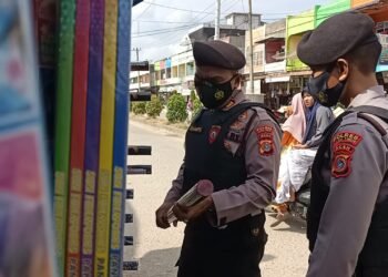 Pimpin Wilayah di Bulan Puasa, Kasat Samapta Polres Aceh Timur Bagikan Sembako Kepada Warga.