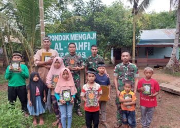 Tebar Berkah Ramadhan, Satgas Yonif 123/RW Bagikan Al-Qur’an di Wilayah Perbatasan.