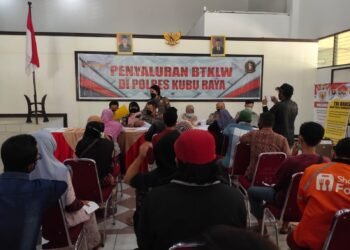 Polres Kubu Raya Salurkan BTPKLWN Kepada Pedagang Kaki Lima, Warung Dan Nelayan.