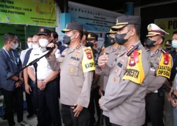 Kapolda Kalbar Irjen Pol Drs Surayanbodo Asmoro, MM melaksanakan Pengecekan di Pos Pengamanan Terpadu Pelabuhan Dwikora Pontianak.