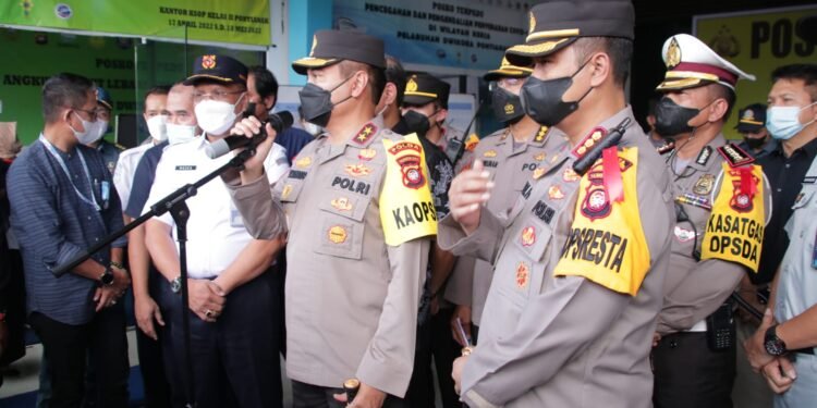 Kapolda Kalbar Irjen Pol Drs Surayanbodo Asmoro, MM melaksanakan Pengecekan di Pos Pengamanan Terpadu Pelabuhan Dwikora Pontianak.
