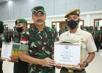 Bagi Bingkisan dan THR Kepada Anggota, Ini Pesan Pangdam Xll/Tpr.