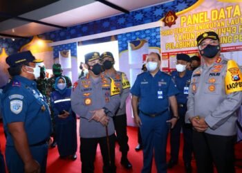 Tinjau Pelabuhan Tanjung Perak, Kapolri: Transportasi Laut Alternatif Kurangi Kemacetan Arus Mudik.