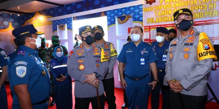 Tinjau Pelabuhan Tanjung Perak, Kapolri: Transportasi Laut Alternatif Kurangi Kemacetan Arus Mudik.