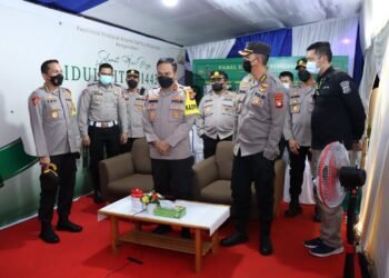 Pantau Langsung Situasi Malam Takbir di Kota Pontianak, Kapolda Kalbar Kunjungi Pos Pengamanan.