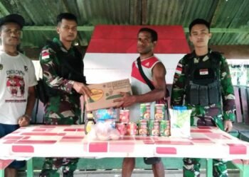 Wujud Belasungkawa, Satgas Pamtas Yonif 711/Rks Berikan Bantuan Warga.