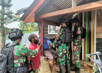 Wujudkan Papua Sehat, Satgas Pamtas Yonif R 142/KJ Gelar Pengobatan Keliling.