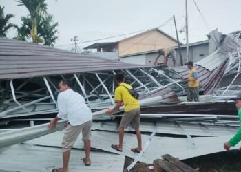 Tujuh Unit Kios Desa Mekar Baru Sungai Raya Diterjang Angin Puting Beliung.